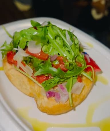 Tavola con piatti mediterranei e ingredienti freschi