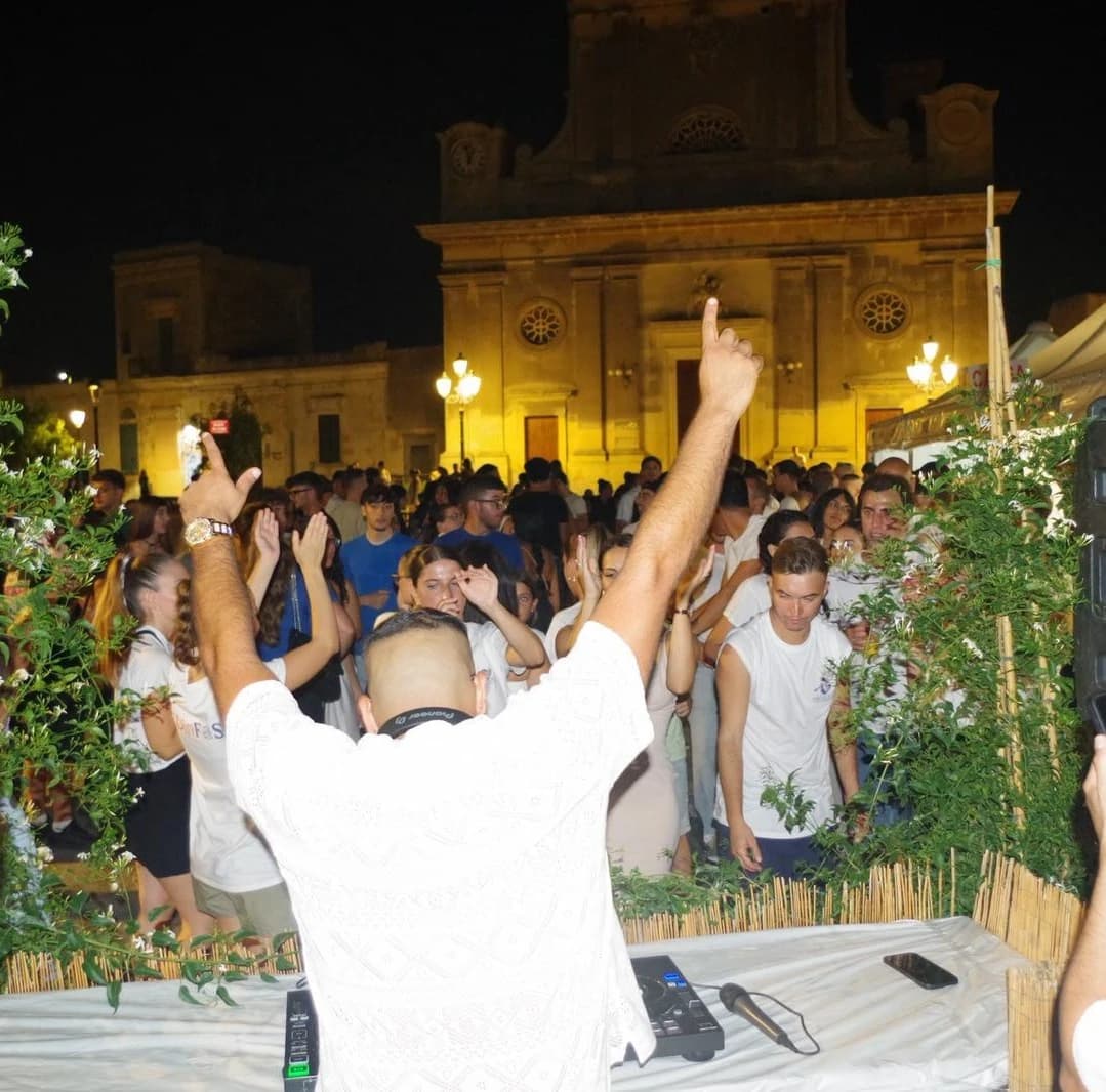 Concerto notturno con palco illuminato e pubblico